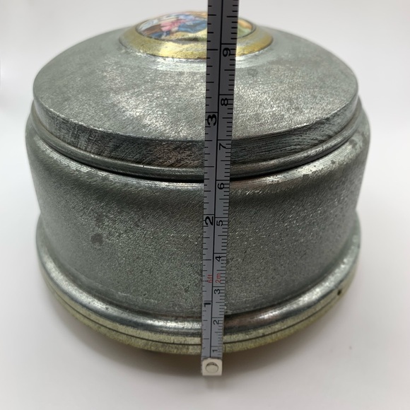 Vintage 1940s footed aluminum puff music box - Picture 9 of 9